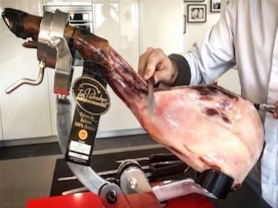 How to carve Iberian pork shoulder at home