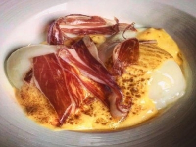 Iberico-Schinken mit Niedertemperatur-Eiern und Sauce Hollandaise