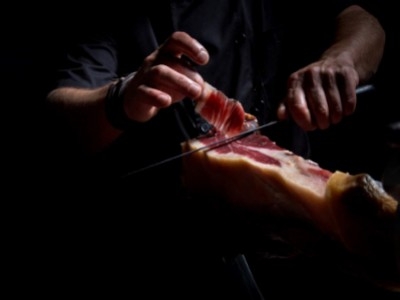How to slice a Spanish ham at home