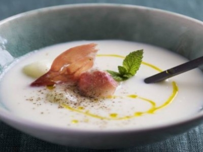 Kalte Melonensuppe mit knusprigem Jamon Iberico